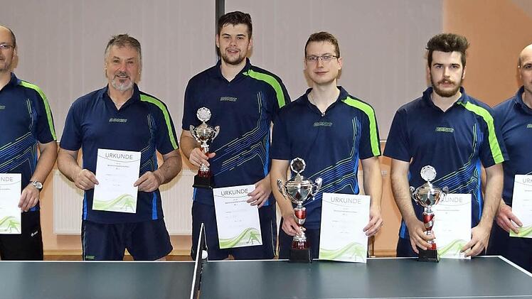 Siegerehrung nach der Tischtennis-Vereinsmeisterschaft beim TTC Brauersdorf: (von links) Udo Rebhan, Hans-Josef Kopp, Vorsitzender Kevin Fritsch, Sieger Johannes Wachter sowie die Doppelgewinner Pascal Fritsch und Franz Fiedler. Foto: privat