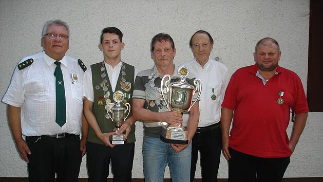 Auf dem Foto sind (von links): Günter Fröhlich (Schützenmeister), Julian Leuchs (Jugendkönig), Thomas Geiberger (Schützenkönig), Gerald Kelz (1. Ritter) und Andreas Täuber (2. Ritter).  Foto: Angela Wachenbrönner