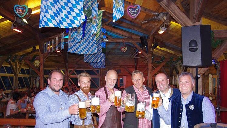 Die Veranstalter nach dem Anstich mit (von links) Florian Scheurer (Reiterverein), Johannes Griebel, Kay Blankenburg, Manfred Griebel, Stefan Müller (Erdinger Brauerei), Bernhard Roth (Kulmbacher Brauerei)Klaus Werner