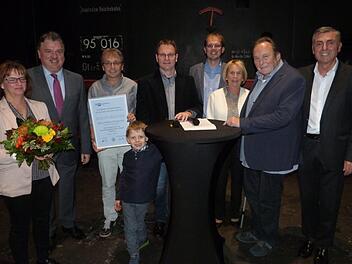 Im Rahmen des 25-jährigen Bestehens des Planungsbüros Münch wurde Markus Neumeister als Mitarbeiter der ersten Stunde ausgezeichnet. Von links: Simone Neumeister, Landrat Klaus Peter Söllner, Markus Neumeister, Sascha Münch mit Sohn Maxi, Stadtrat Ralf Hartnack, Christa und Herbert Münch und der Neuenmarkter Bürgermeister Siegfried Decker.  Foto: Werner Reißaus