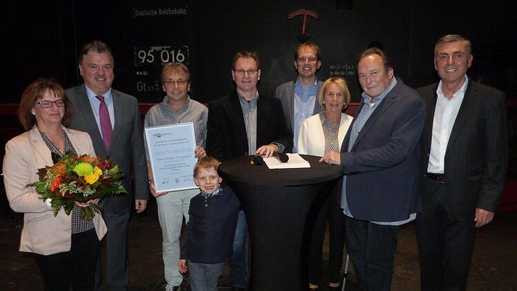 Im Rahmen des 25-jährigen Bestehens des Planungsbüros Münch wurde Markus Neumeister als Mitarbeiter der ersten Stunde ausgezeichnet. Von links: Simone Neumeister, Landrat Klaus Peter Söllner, Markus Neumeister, Sascha Münch mit Sohn Maxi, Stadtrat Ralf Hartnack, Christa und Herbert Münch und der Neuenmarkter Bürgermeister Siegfried Decker.  Foto: Werner Reißaus