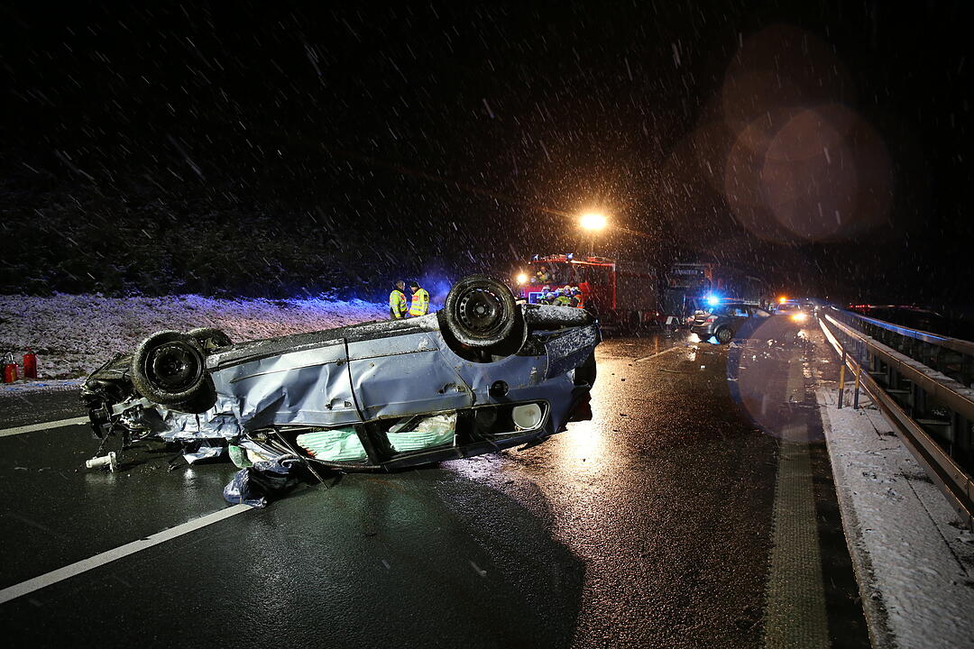 Schwerer Zusammenstoß auf der A93 - Fahrer stirbt noch an der Unfallstelle