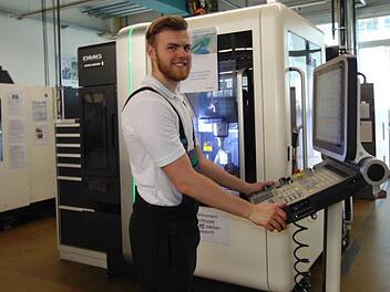 Alex erklärt die neue CNC-Fräsmaschine.   Foto: Petra Malbrich