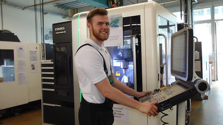 Alex erklärt die neue CNC-Fräsmaschine.   Foto: Petra Malbrich