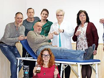 Mit dem Stück "Belladonna und saure Gurken" lädt die Theatergruppe des TSV Gemünda zu unterhaltsamen Aufführungen (von links): Herbert Zapf, Michael Löhlein, Uwe Pflaum, Clarissa Jäger, Yvonne Benthien, Manuela Henning, Anke Dippold und Leo Tusche.  Foto: Carsten Höllein