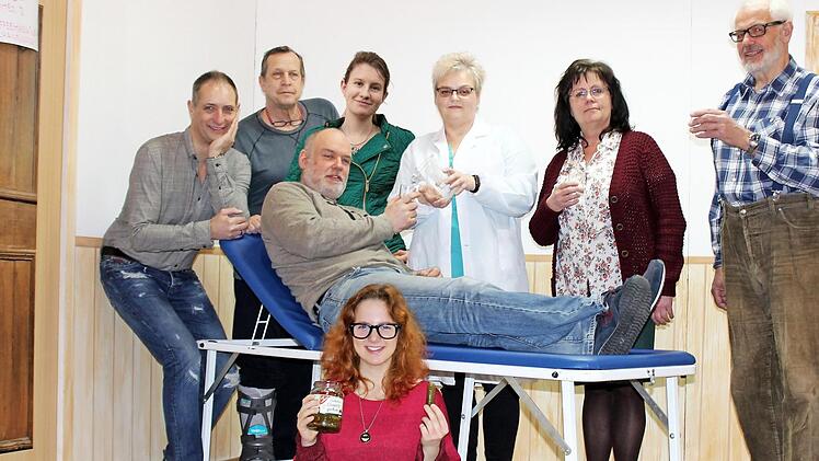Mit dem Stück "Belladonna und saure Gurken" lädt die Theatergruppe des TSV Gemünda zu unterhaltsamen Aufführungen (von links): Herbert Zapf, Michael Löhlein, Uwe Pflaum, Clarissa Jäger, Yvonne Benthien, Manuela Henning, Anke Dippold und Leo Tusche.  Foto: Carsten Höllein