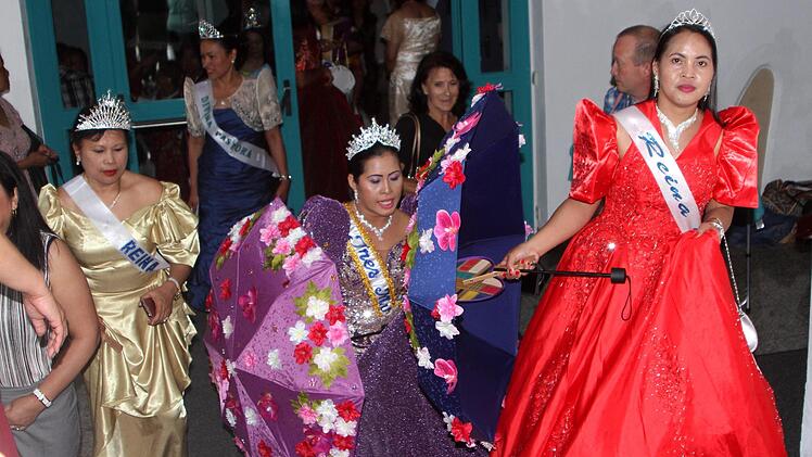 Beim Santa-Cruzan-Fest schlüpfen die philippinischen Frauen in ihre schönsten Kleider. Foto: Günther Geiling