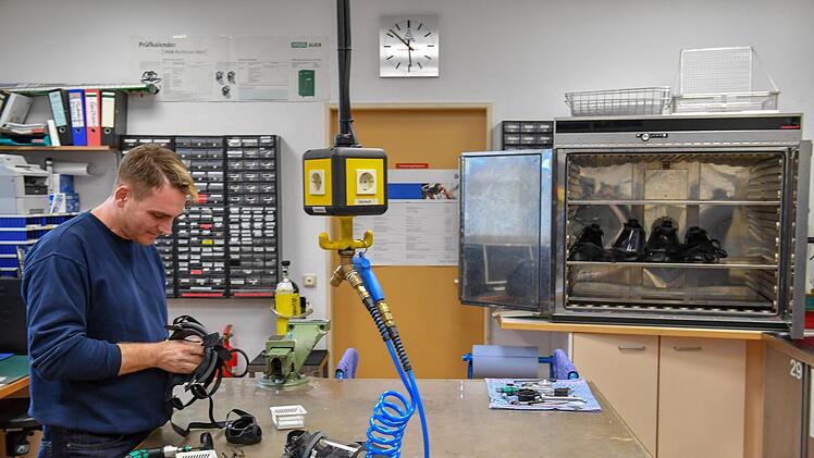 In der Werkstatt im Im Strullendorfer Atemschutzzentrum Foto: Rinklef