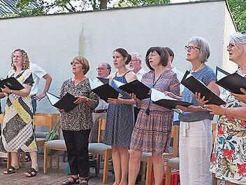 Der Chor singt im Innenhof der Kirche.