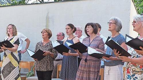 Der Chor singt im Innenhof der Kirche.
