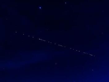 Erneut Starlink-Lichterkette am Nachthimmel zu sehen: wann du sie beobachten kannst