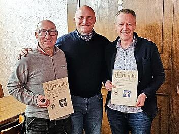 Vorsitzender Klaus Fischer (Mitte) mit Fritz Hahn (links) und Tim Höfer freuen sich über die Auszeichnungen