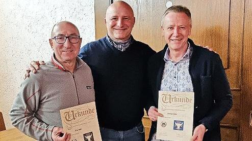 Vorsitzender Klaus Fischer (Mitte) mit Fritz Hahn (links) und Tim Höfer freuen sich über die Auszeichnungen