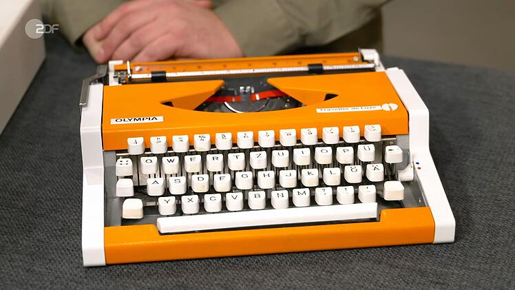 Eine Schreibmaschine von Olympia aus den 1970er Jahren wollten Bernd und Tochter Kristina für 60 Euro loswerden. Sven Deutschmanek taxierte auf die Hälfte. Benjamin Leo Leo war sie 65 Euro wert.