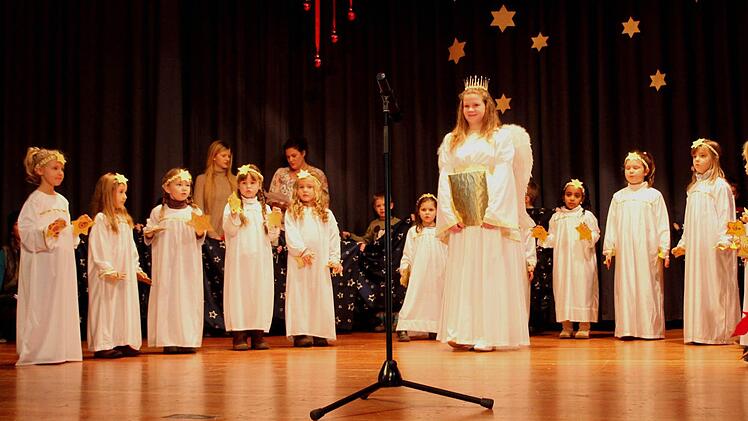 Das Eltmanner Christkind Josepha Pflaum kam mit ihren Engelskindern zu den Eltmanner Senioren. Foto: gg