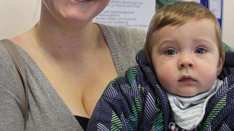 Katharina und Henri Rüttiger:"Die Kursleiterin hat gezeigt, wie man aus alltäglichen Gegenständen interessante Spielzeuge machen kann und hat uns Anregungen gegeben, wie wir unsere Babys gezielt fördern können."