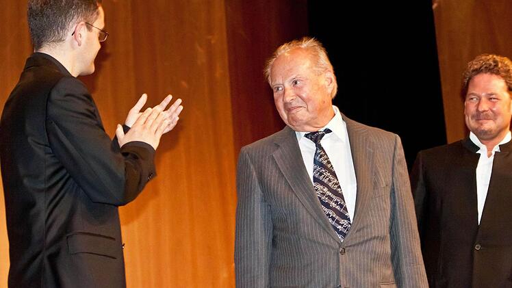 Applaus für den Komponisten: Gerhard Deutschmann umrahmt von Matteo Pais (links) und Matthias Rexroth