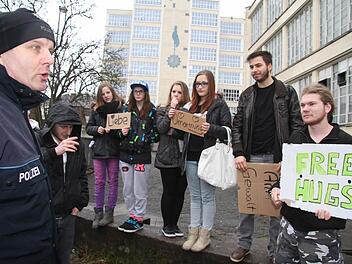 Der Einsatzleiter der Bundespolizei, Frank Pachel, macht den jungen Leuten die Grenzen klar: Keiner geht aufs Bahnhofsgelände.