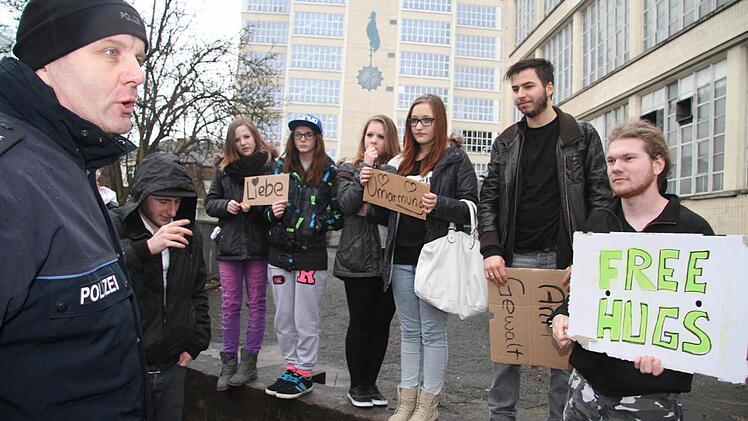 Der Einsatzleiter der Bundespolizei, Frank Pachel, macht den jungen Leuten die Grenzen klar: Keiner geht aufs Bahnhofsgelände.