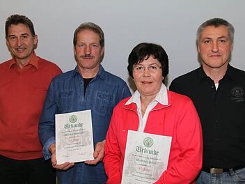 Vorsitzender Alexander Zöller dankte Wilfried Biemüller und Waltraud Pabst für 40 Jahre der Treue. Dem schloss sich zweiter Vorsitzender Stefan Bornkessel an. Foto: Gerd Schaar