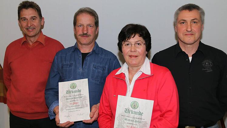 Vorsitzender Alexander Zöller dankte Wilfried Biemüller und Waltraud Pabst für 40 Jahre der Treue. Dem schloss sich zweiter Vorsitzender Stefan Bornkessel an. Foto: Gerd Schaar
