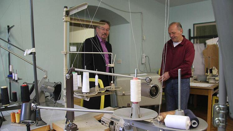 Präsident Andy Sesselmann und Vorsitzender Hansi Hümmer sind schon bei der Vorbereitung des Auszugs aus dem alten Landratsamt.