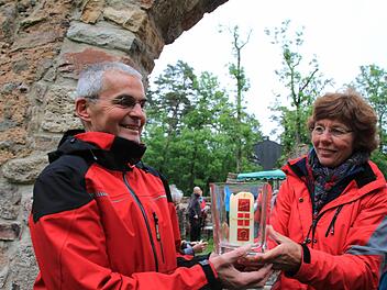 Die Bergzeit soll ein besinnliches christliches Angebot an Gläubige sein, sagen Claus und Agnes Schmitt. Kerze und der Standort der Bergzeit an der Michelskirchruine unterstreichen das.  Fotos: Heke Beudert