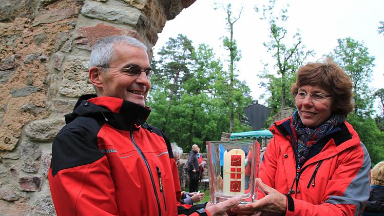 Die Bergzeit soll ein besinnliches christliches Angebot an Gläubige sein, sagen Claus und Agnes Schmitt. Kerze und der Standort der Bergzeit an der Michelskirchruine unterstreichen das.  Fotos: Heke Beudert