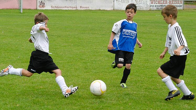 Aus dem U7-Turnier: Der Sander Abwehrspieler klärt vor dem Eberner Reinwand.