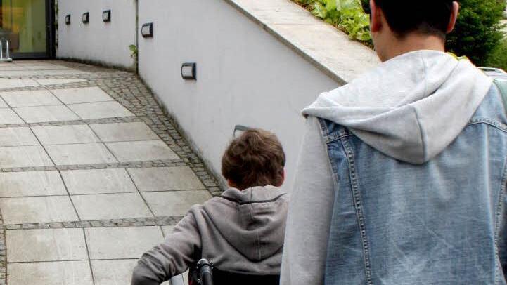 Florian Kraus (vorne) versucht, eine Rampe am Schönleinsplatz zu bewältigen. Hinter ihm steht Berkem Özdemir. Foto: Daniela Schneider