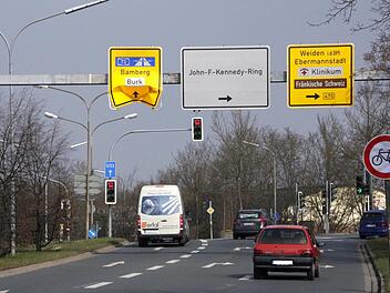 So sah der Wegweiser aus, nachdem ein Fahrer des städtischen Bauamtes mit seinem Ausleger daran hängen geblieben war. Foto: Josef Hofbauer
