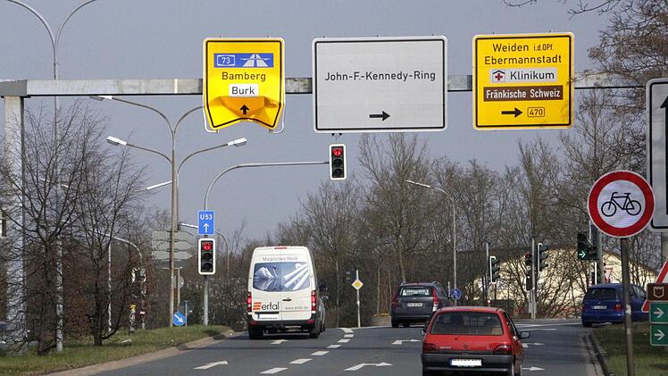 So sah der Wegweiser aus, nachdem ein Fahrer des städtischen Bauamtes mit seinem Ausleger daran hängen geblieben war. Foto: Josef Hofbauer