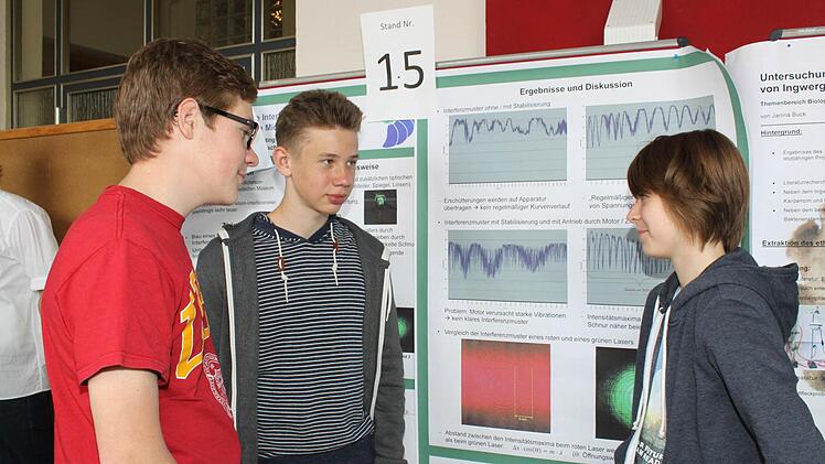 Schüler unterhalten sich über ihre Erfahrungen mit den Experimenten. Foto: Carmen Schwind