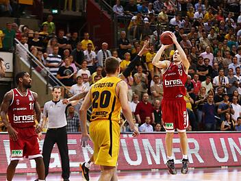 Janis Strelnieks versenkt in der Verlängerung den entscheidenden Dreier. Der lettische Aufbauspieler war aber mit neun gesicherten Bällen auch der beste Rebounder seiner Mannschaft. Foto: Daniel Löb