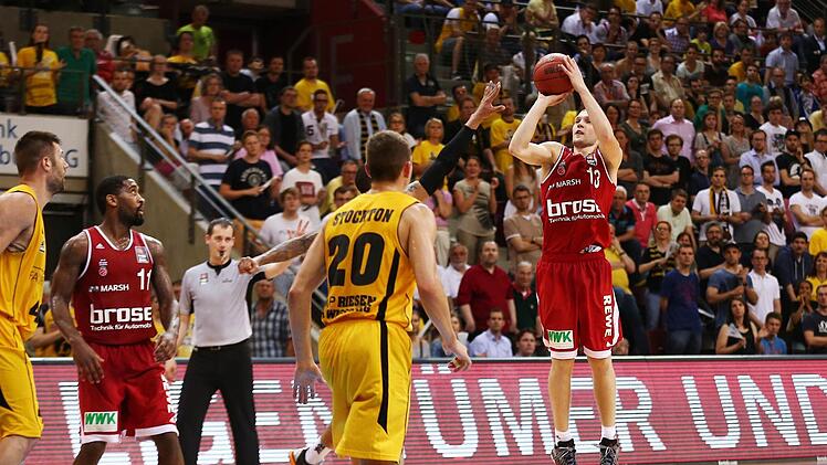 Janis Strelnieks versenkt in der Verlängerung den entscheidenden Dreier. Der lettische Aufbauspieler war aber mit neun gesicherten Bällen auch der beste Rebounder seiner Mannschaft. Foto: Daniel Löb