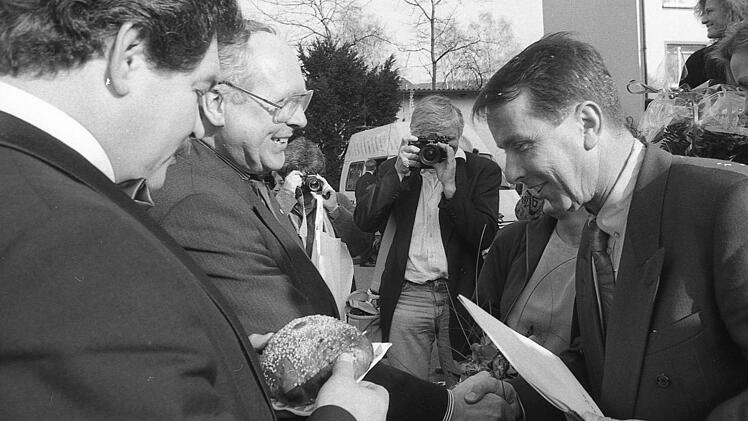 Als 3000. Brautpaar in der 113-jährigen Geschichte des Bad Brückenauer Standesamtes wurden am 29.2.92 Eberhard Grosch (von rechts) und Petra Braune gefeiert. Fotos: Archiv/Michael Klein