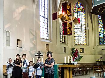 Die Heilig-Kreuz-Spatzen beteiligten sich am musikalischen Abend zum Kunstprojekt "Spuren aus Licht".Foto: Jochen Berger