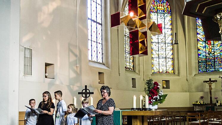 Die Heilig-Kreuz-Spatzen beteiligten sich am musikalischen Abend zum Kunstprojekt "Spuren aus Licht".Foto: Jochen Berger