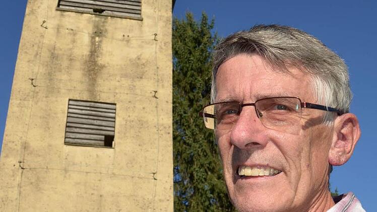 Das Tierhotel in Wollbach. Experte Dieter Fünfstück geht davon aus, dass darin auch Zwergfledermäuse leben. Ein präpariertes Exemplar hat er extra fürs Foto mitgebracht. Fotos: Kathrin Kupka-Hahn