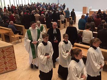 In der Leipziger Propsteikirche St. Trinitatis feierten die Bamberger einen katholischen Gottesdienst, in dem die Pfarrer Matthias Bambynek und Walter Neunhoffer eine Dialogpredigt hielten. Unser Foto zeigt die beiden beim Auszug mit den Ministranten. Foto: Sebastian Burkard