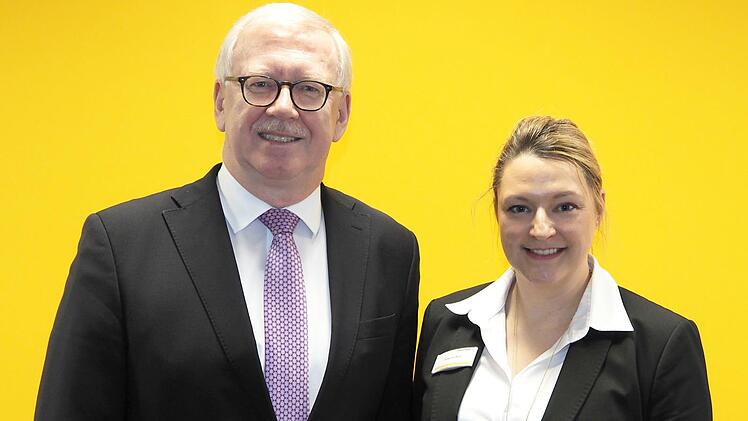 Auf ein erfolgreiches Jahr 2017 blicken die Direktorin der Coburger Commerzbank, Susanne Bloß, und Firmenkunden-Chef Stefan Hock zurück. Sowohl beim Privat- wie beim Firmenkundengeschäft vermelden sie Zuwächse. Foto: Christoph Winter