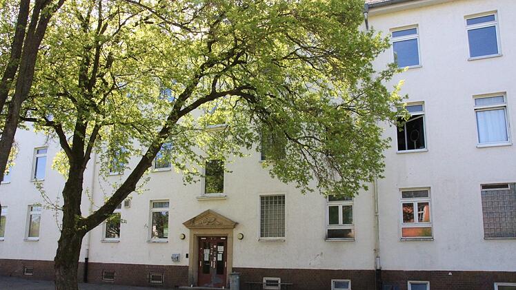 Fast schon idyllisch: Baum vorm Haus. Foto: Simone Bastian