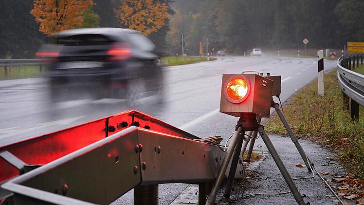 Zahlreiche Sender melden aktuelle Blitzerstandorte über das Radio. Ein Sender aus Berlin hat damit Schluss gemacht. Wie stehen die Radiosender in der Region Franken dazu? Symbolfoto: David Ebener/dpa