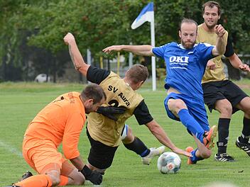 Im zweiten Anlauf befördert der Auraer David Böhm (2.v.l.) das Spielgerät doch noch zum 1:0 in die Maschen des VfR, nachdem der Sulzthaler Keeper Felix Neder den ersten Schuss von Böhm nicht festhalten und Teamkollege Benedikt Jammers auch nicht helfen konnte. Der Auraer Dominik Graser verfolgt die Szene. Foto: ssp
