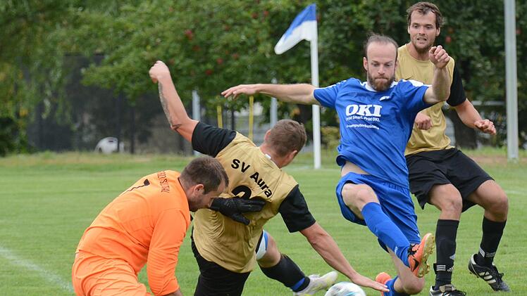 Im zweiten Anlauf befördert der Auraer David Böhm (2.v.l.) das Spielgerät doch noch zum 1:0 in die Maschen des VfR, nachdem der Sulzthaler Keeper Felix Neder den ersten Schuss von Böhm nicht festhalten und Teamkollege Benedikt Jammers auch nicht helfen konnte. Der Auraer Dominik Graser verfolgt die Szene. Foto: ssp
