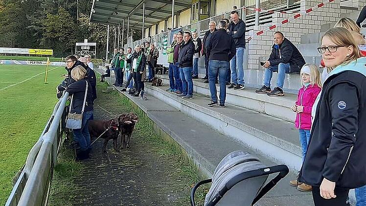 Das Spitzenspiel in der B-Klasse zwischen Gastgeber VfL Frohnlach und Tabellenführer VfB Neuensee wollten 250 Zuschauer im Willi-Schillig-Stadion sehen. Das war Saison-Zuschauerrekord für die neue Frohnlacher Mannschaft. Selbst in der Landesliga wurde in den letzten Jahren selten eine derart hohe Zuschauerzahl registriert.