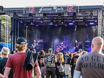 Beim Auftritt von Massive war es noch trocken. Vor allem am Samstag wurden die Besucher des Sinner-Rock-Festival nass - das habe der Stimmung keinen Abbruch getan, hei&szlig;t es vom Veranstalter.