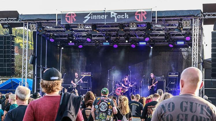 Beim Auftritt von Massive war es noch trocken. Vor allem am Samstag wurden die Besucher des Sinner-Rock-Festival nass - das habe der Stimmung keinen Abbruch getan, hei&szlig;t es vom Veranstalter.