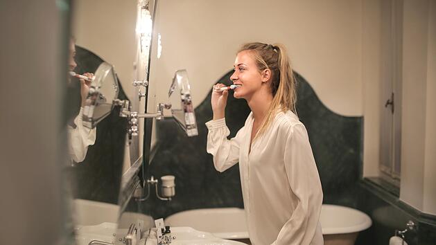 Die Zähne solltest du putzen, bevor du dein Gesicht wäschst.