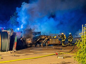 Rattelsdorf: Unbekannte setzen mehrere Baumaschinen in Brand - 300.000 Euro Schaden
